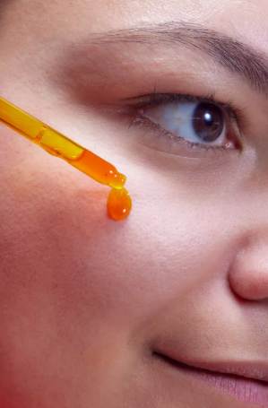 Picture of lady apply ODEN collagen antiaging face oil